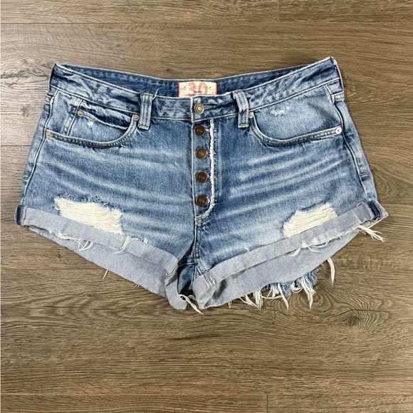 **WORN ONCE!!**FREE PEOPLE - ROMEO ROLLED CUT OFF DENIM SHORTS in Vintage Denim - Picture 1 of 6